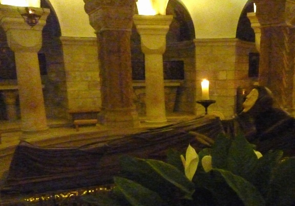 底層聖堂的安眠瑪利亞雕像